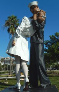 kissing-statue-sarasota-florida