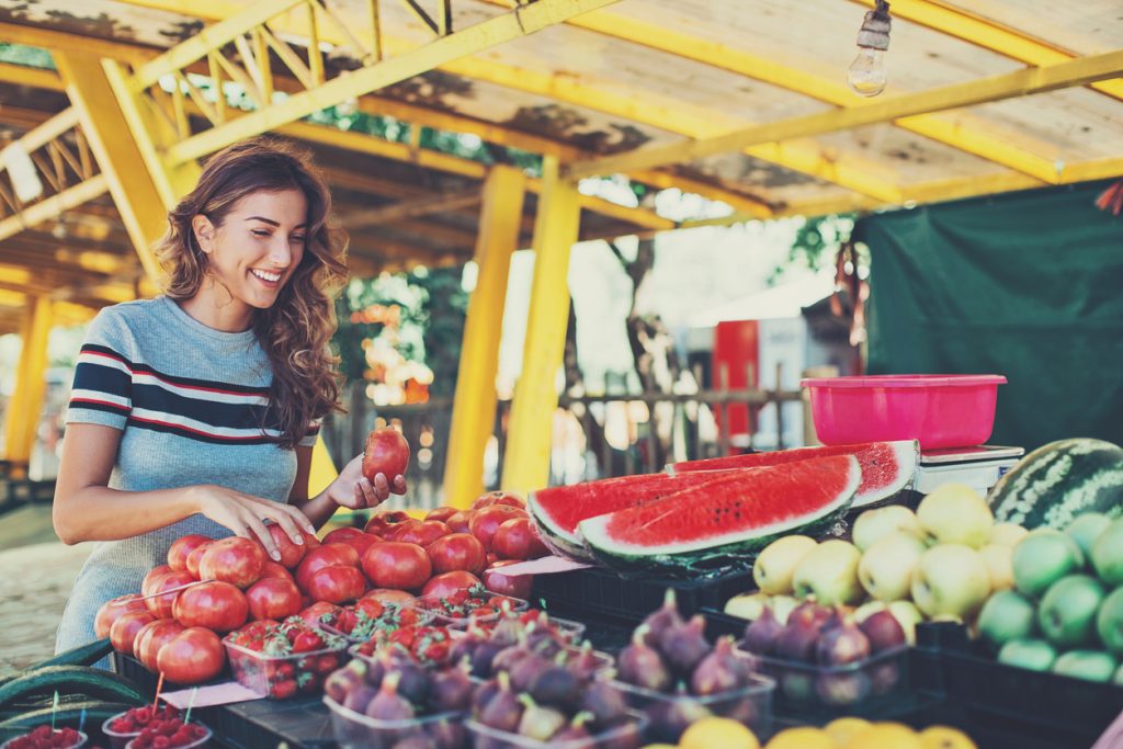 Young woman shopping on the farmer's market